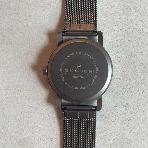 A Skagen watch with stainless steal and a beautiful dark purple color. - Picture 2 of 4